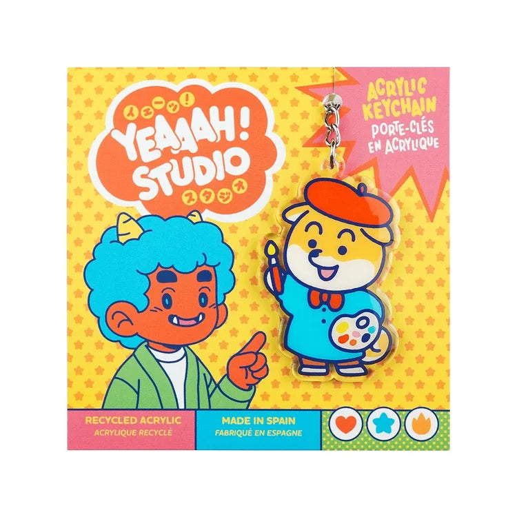 Llavero de acrílico reciclado con forma de perro shiba con boina de artista, pincel y paleta de acuarelas