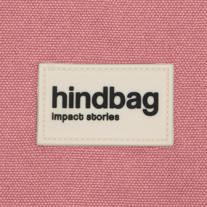 Logo de Hindbag sobre tela de tono rosa.