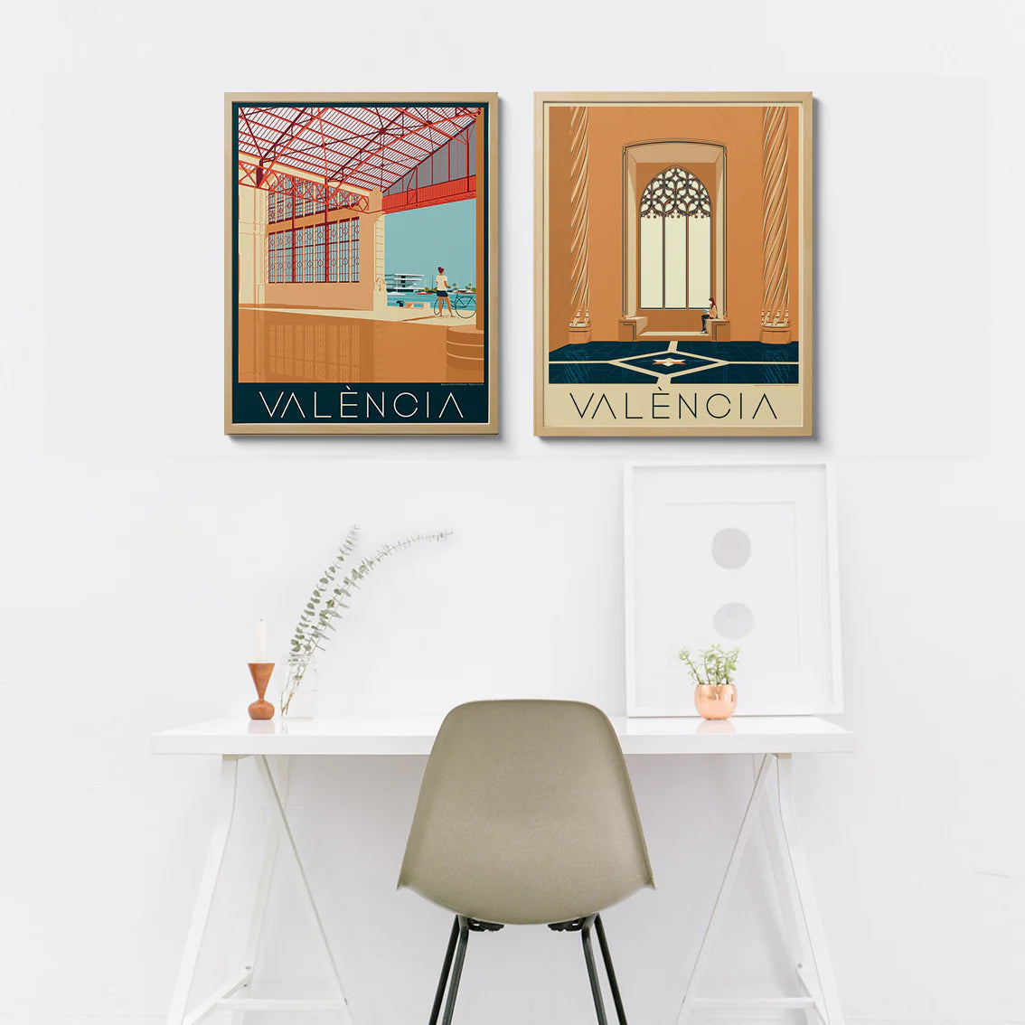 mockup de dos prints de atypical valencia puestas sobre unos marcos en una pared de un despacho con una mesa adornada con plantas y una silla