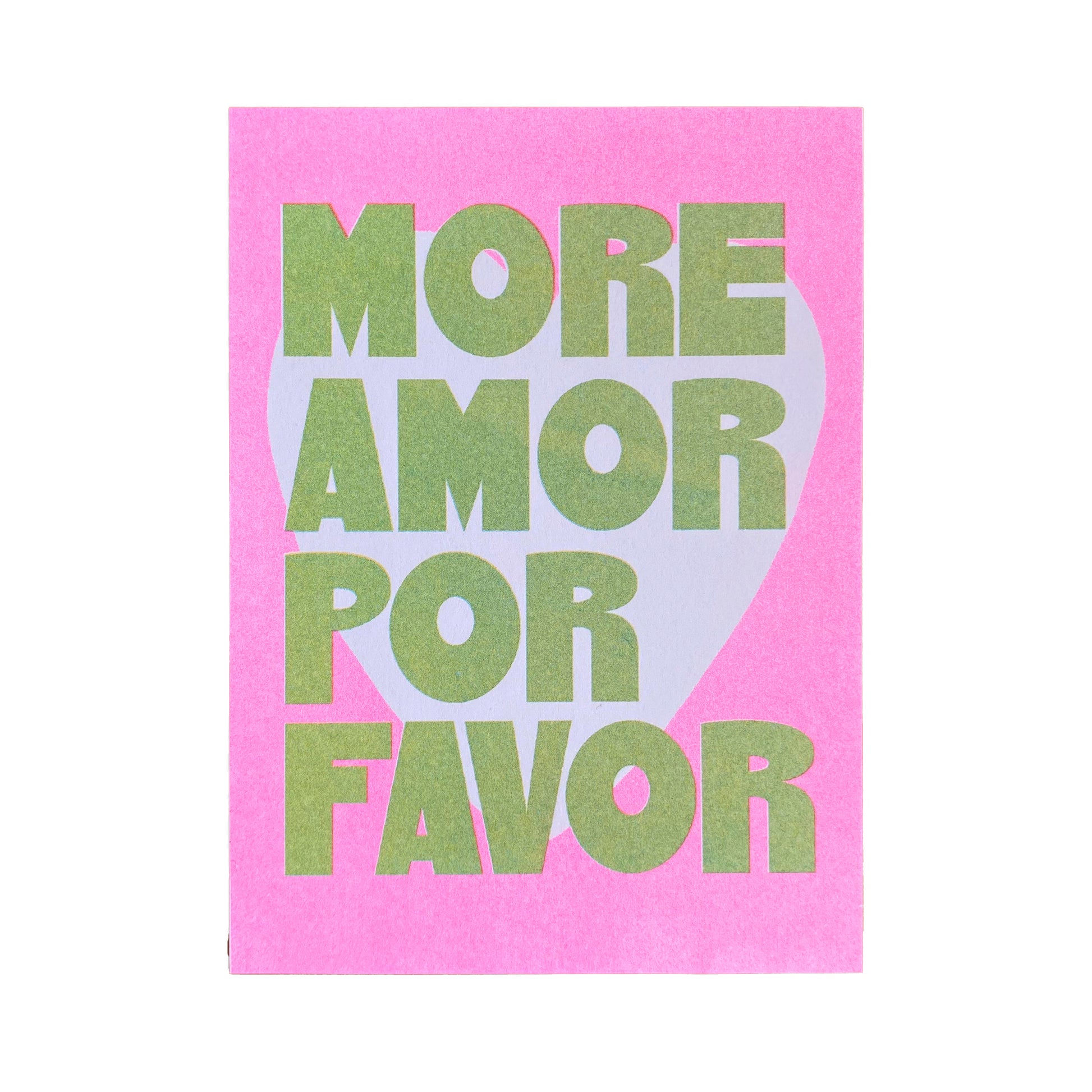 Tarjeta en risografía en verdes y rosas con el mensaje More amor por favor