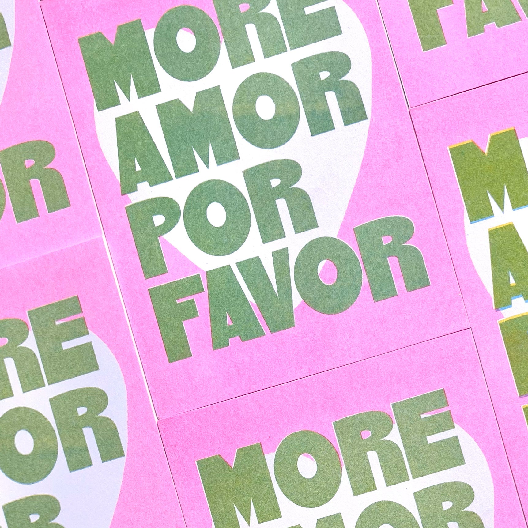 Tarjeta en risografía en verdes y rosas con el mensaje More amor por favor
