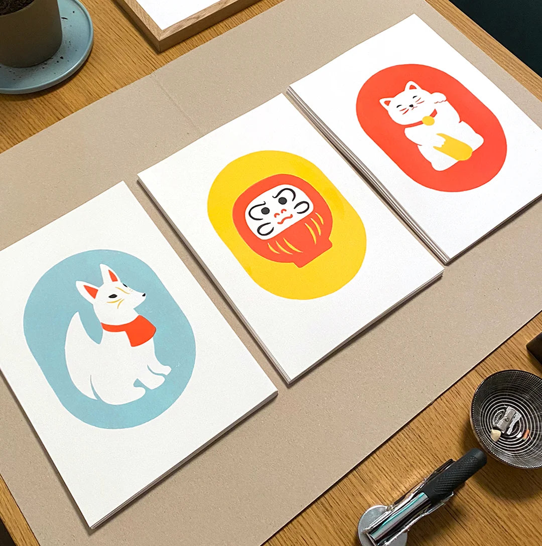 Tres risografías de motivos japoneses diseñados por ELisa Talens de colores primarios.