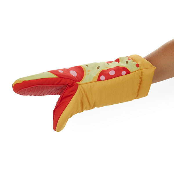 Manopla de cocina con forma de trozo de pizza con alguien que la usa