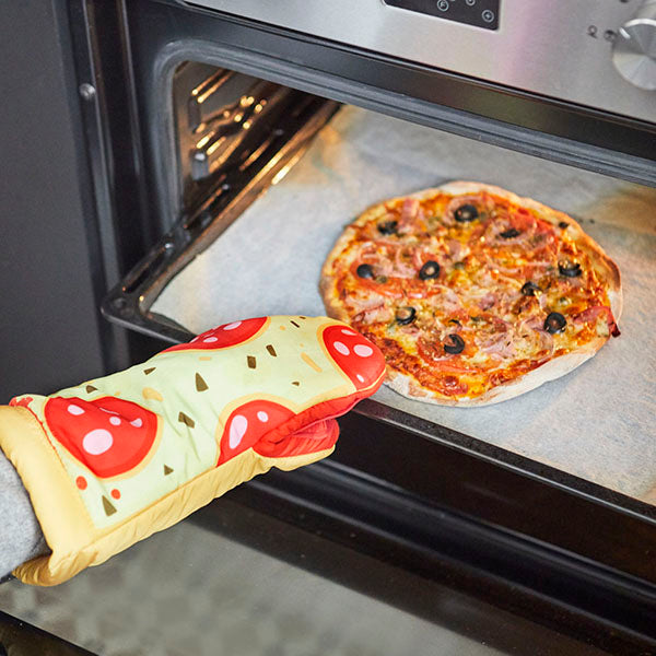 Alguien saca del horno una pizza usando una Manopla de cocina con forma de trozo de pizza