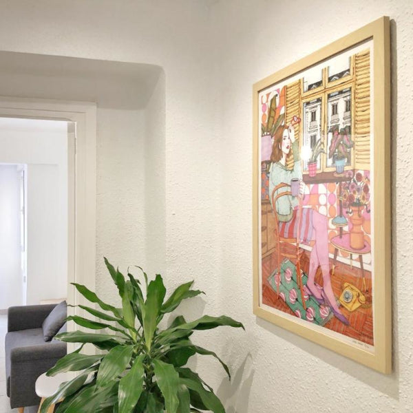 Marco color madera con print de Ana Jarén Me Time en la entrada de una casa