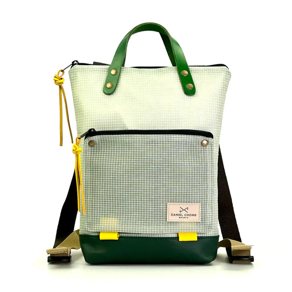 Mochila reciclada pequeña de daniel chong en tonos verdes con cuadraditos