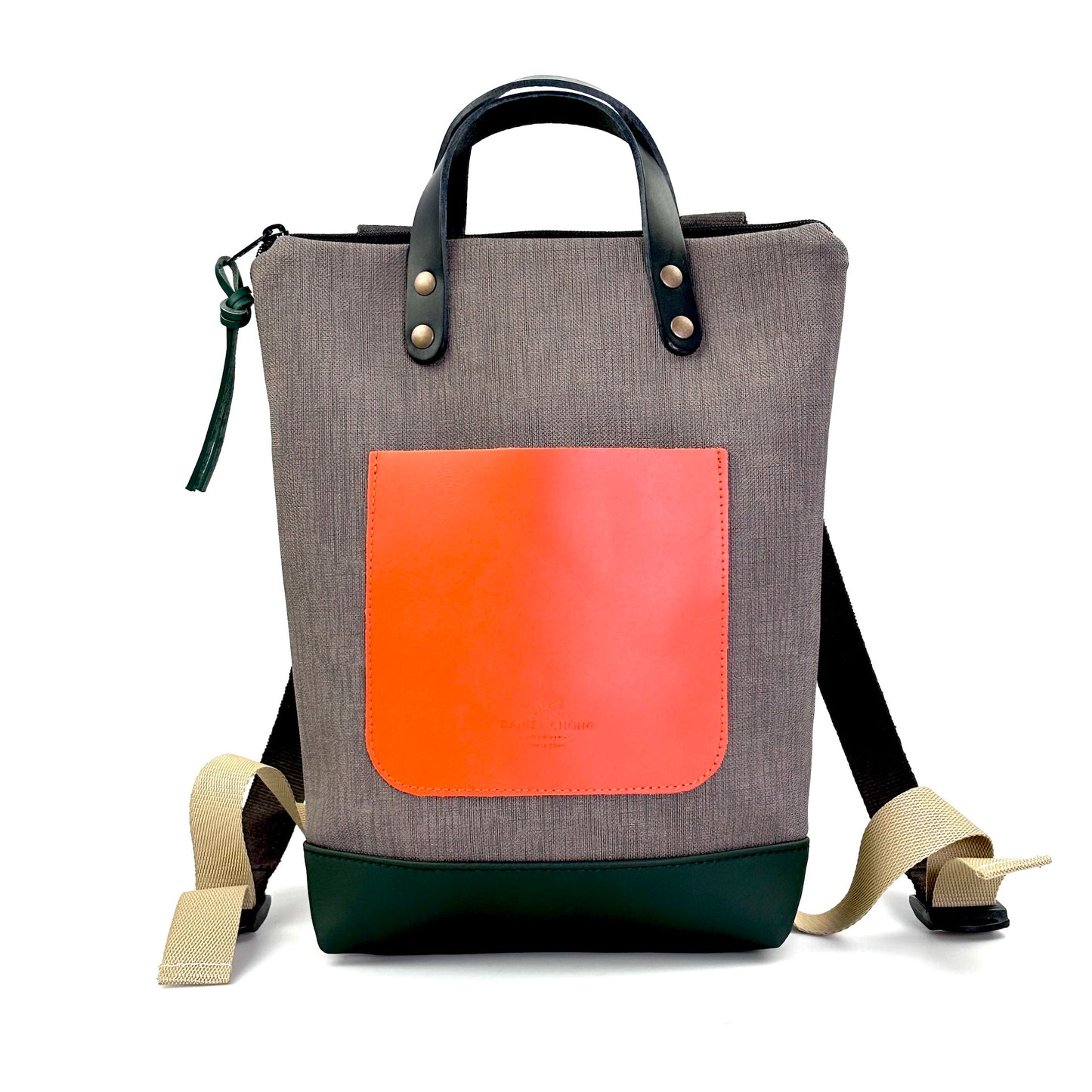 Mochila plana con bolsillo naranja y bajos y asas en material resistente de color verde botella