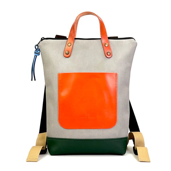 Mochila pequeña sostenible de Daniel Chong en color gris con bolsillo delantero de cuero naranja