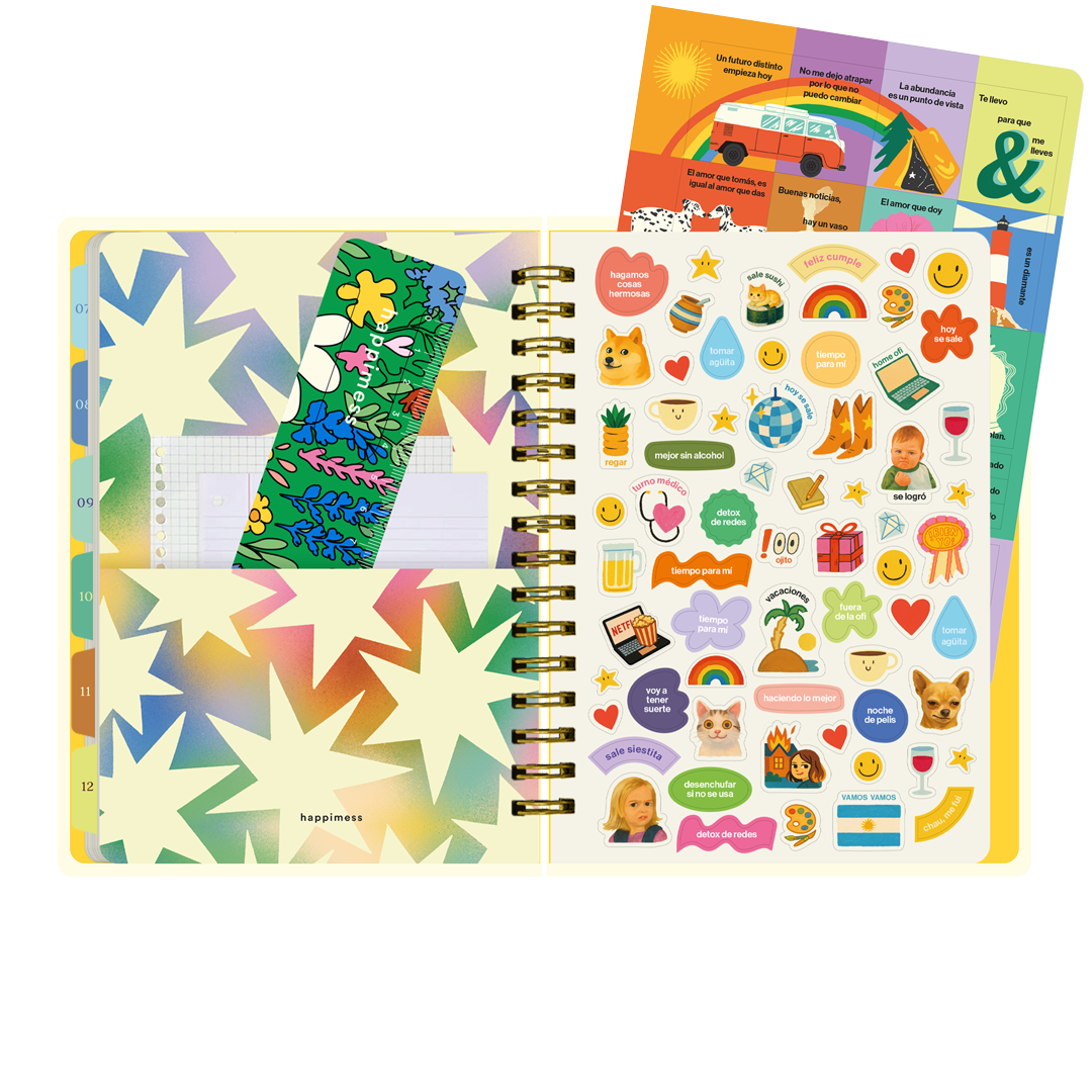 Páginas interiores de la agenda de Happimess Mis sueños me necesitan 2026 con organización diaria, pegatinas y bolsillo interior