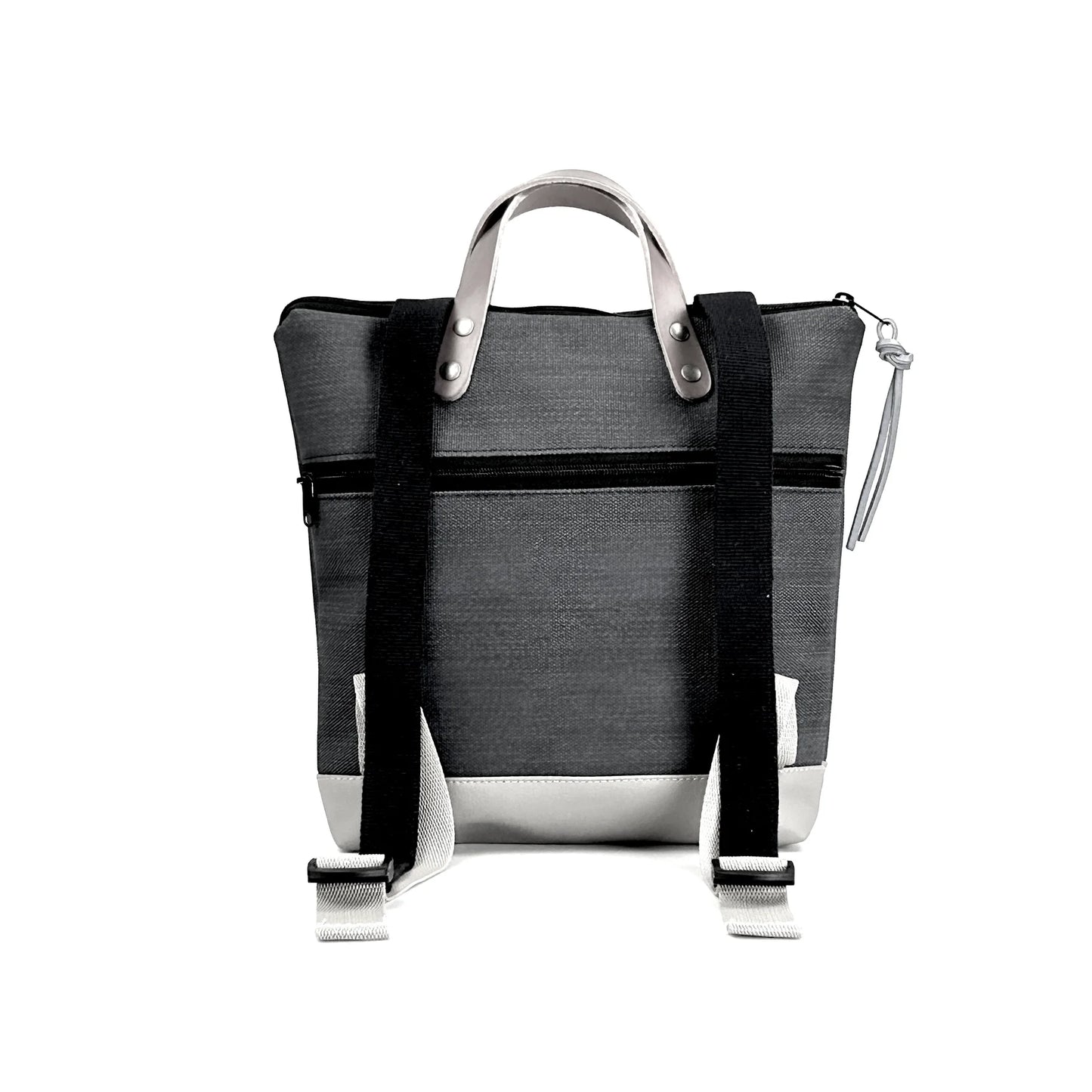 Parte trasera con cremallera de una mochila mini cuadrada de Daniel Chong