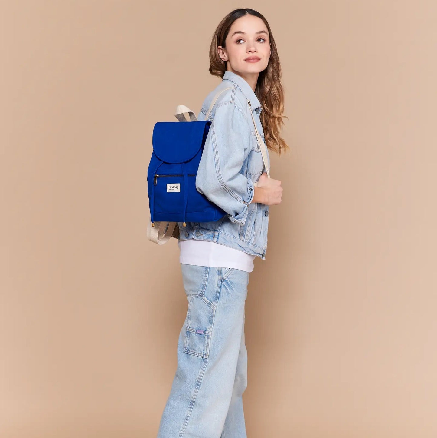 Chica con la mochila pequeña azul eléctrico de la marca Hindbag