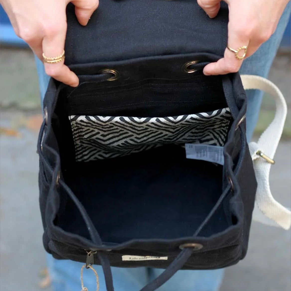 Mochila negra de Hindbag abierta