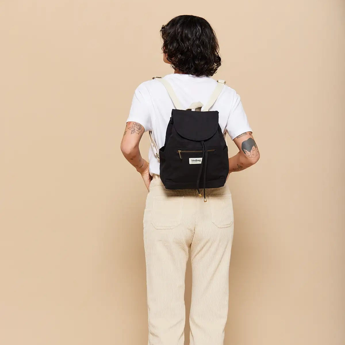 Chica de espaldas con mochila pequeña negra de Hindbag