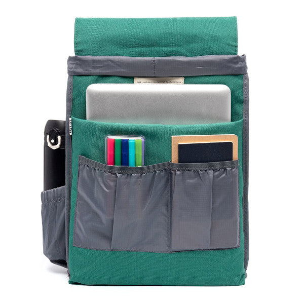 Interior de la Mochila grande e impermeable reciclada verde Bauhaus de la firma española Lefrik con bolsillos y espacio para un portátil y una botella de agua