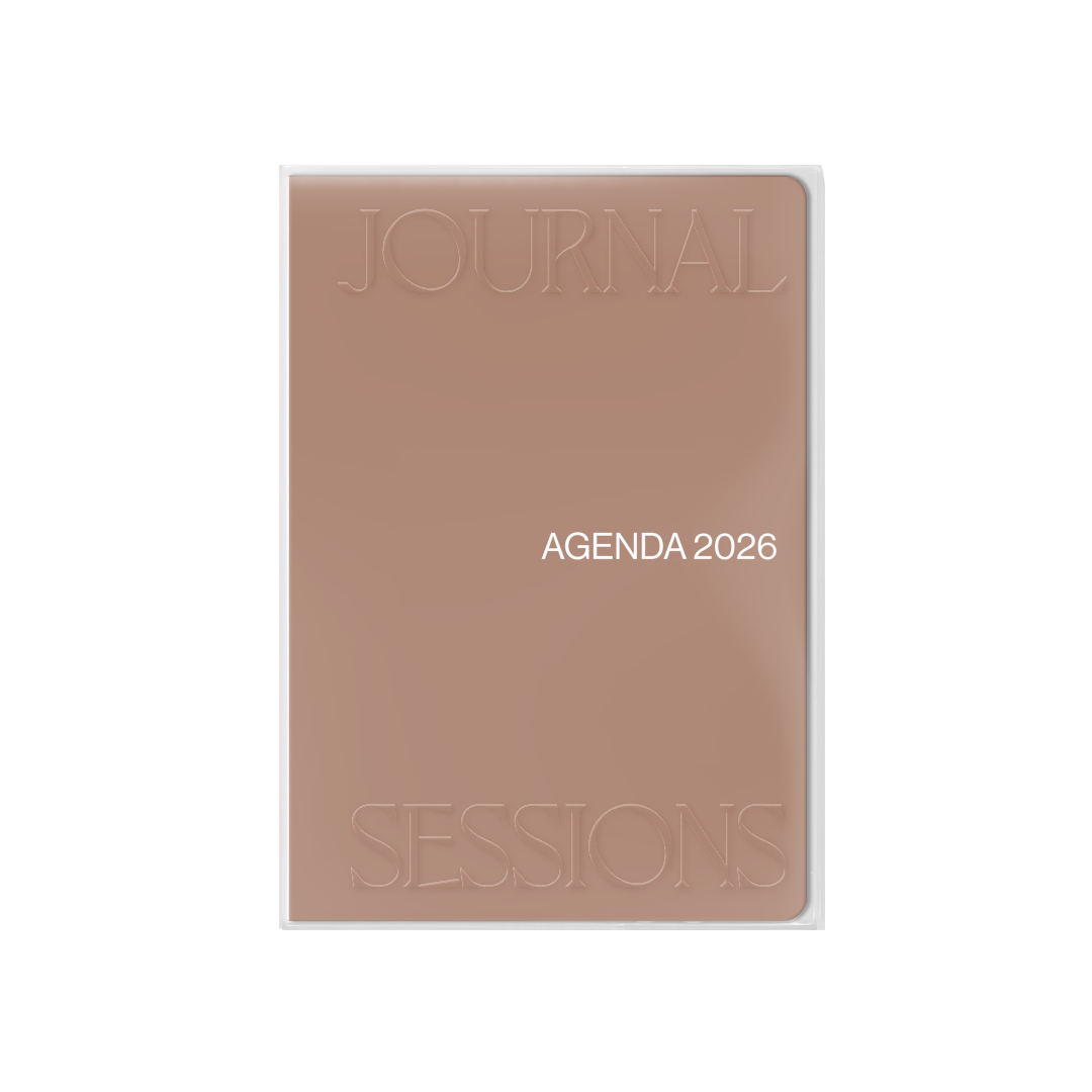 Portada lisa marrón con funda de plástico de la agenda Journal Sessions 2026