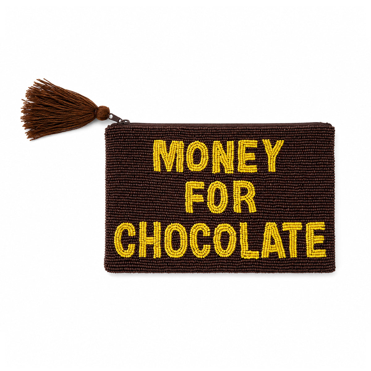 Monedero de cuentas de cristal marrón oscuro con borla en la cremallera y el mensaje MONEY FOR CHOCOLATE escrito con cuentas amarillas