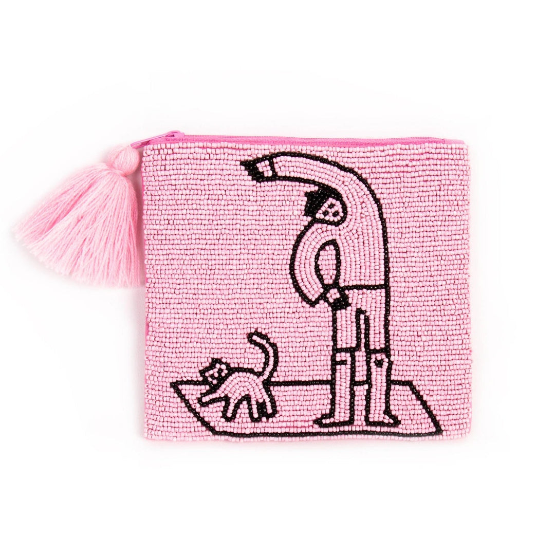 clutch mediano hecho de cuentas de color rosa con un dibujo de una persona haciendo yoga y un gato al lado en cuentas de color negro. y con una borla de color rosa anclada al cierre de la cremallera