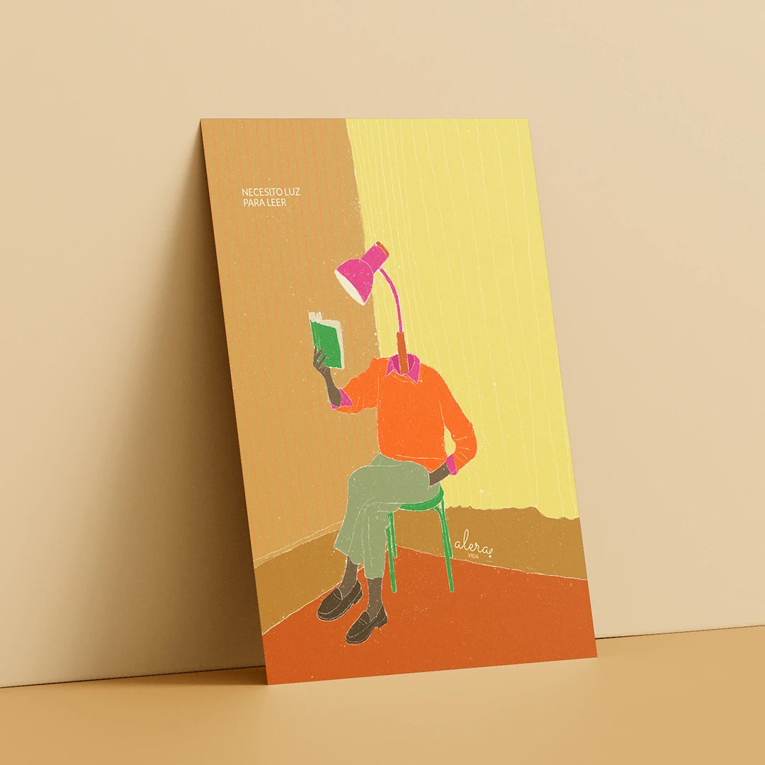 Postal Necesito luz para leer de la artista Alera Vida con una persona con cabeza de flexo leyendo en una silla
