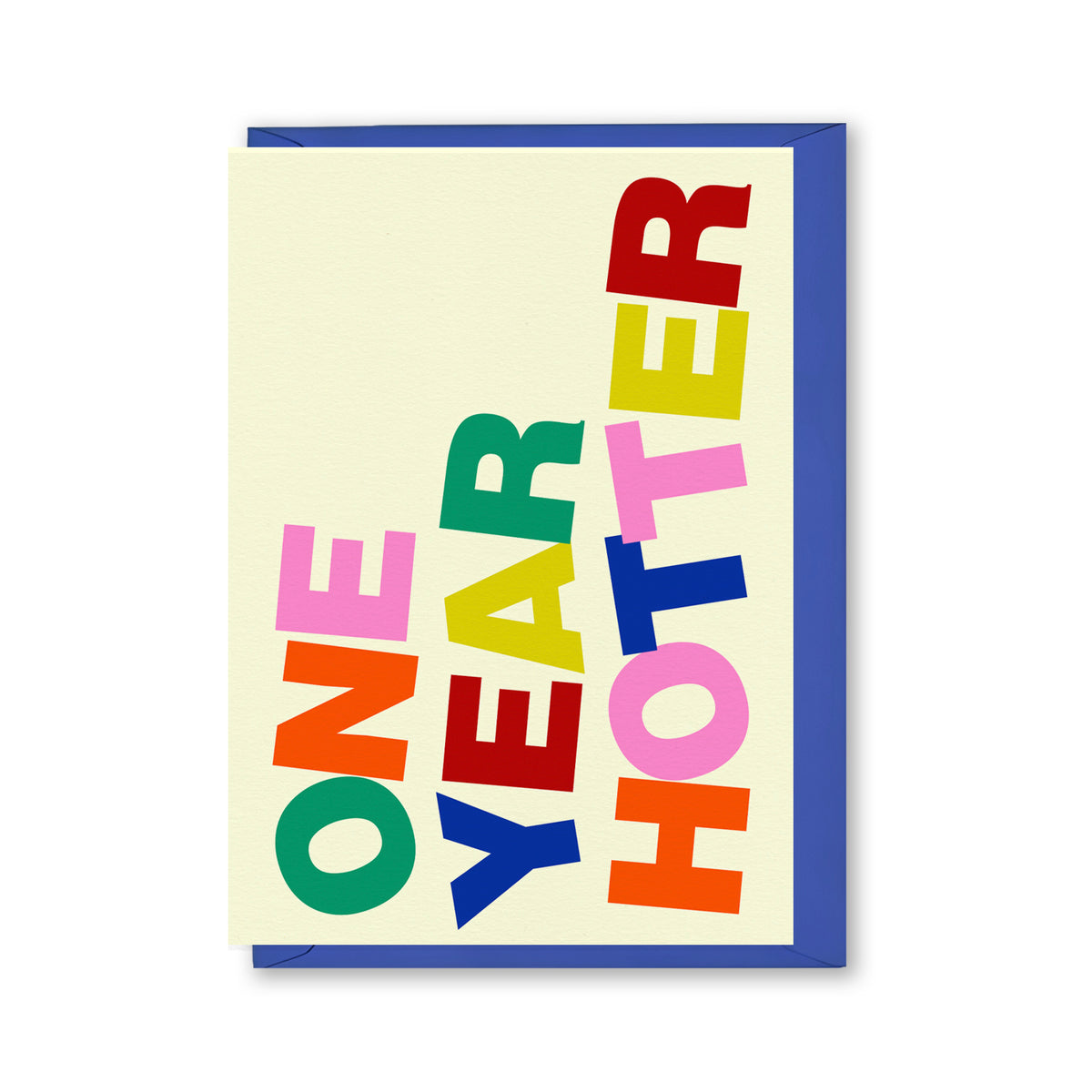 Minitarjeta One Year Hotter de Laura Ortiz, con mensaje en letras multicolor y sobre azul, sobre fondo blanco.