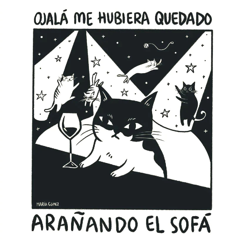 detalle de camiseta con la ilustración de María Gómez de un gato en un bar aburrido mientras otros gatos bailan y pensando "Ojalá me hubiera quedado arañando el sofá"