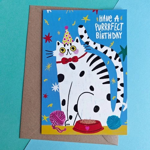 tarjeta de felixitación con el texto "have a purrrfect birthday" y un gato con un gorro de cumpleaños sobre un fondo azul