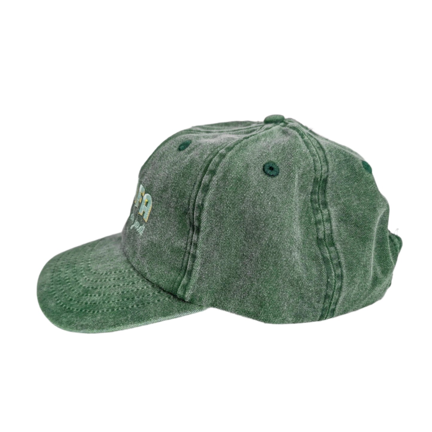 gorra de lado en color verde bosque con el texto Russafa, el barri amb nom de jardí, en color azul y amarillo