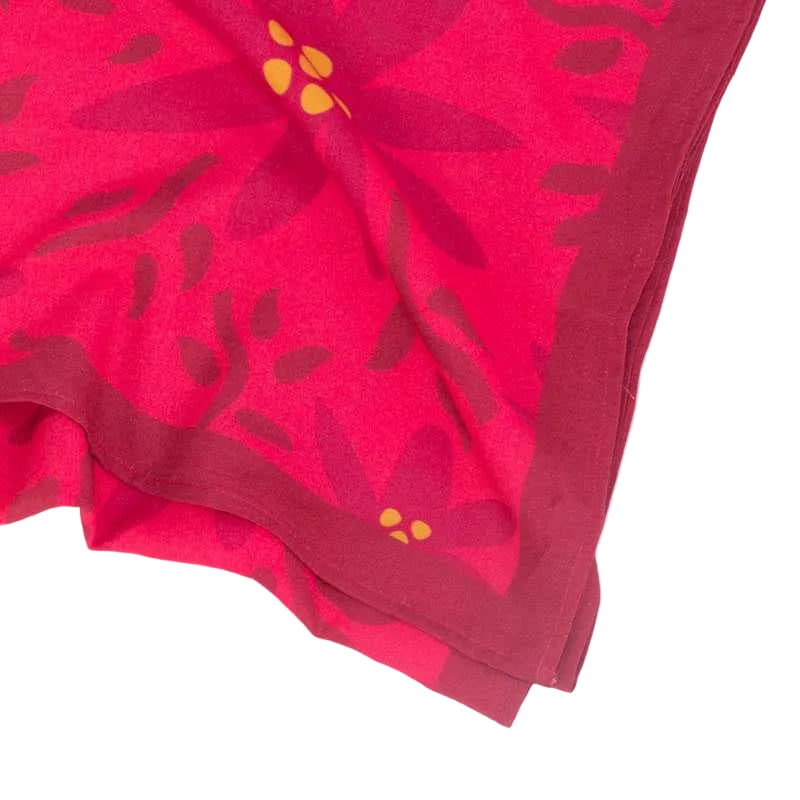 Detalle del pañuelo de cuello rosa y naranja con el mensaje "Mother power"