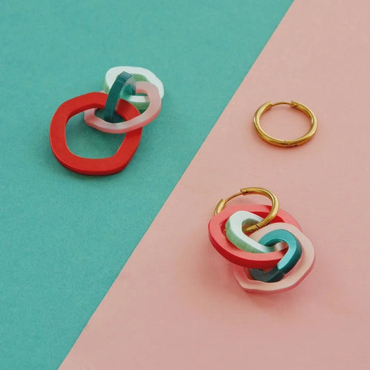 Pendientes de aro con varios círculos de metacrilato de diferentes colores enganchados