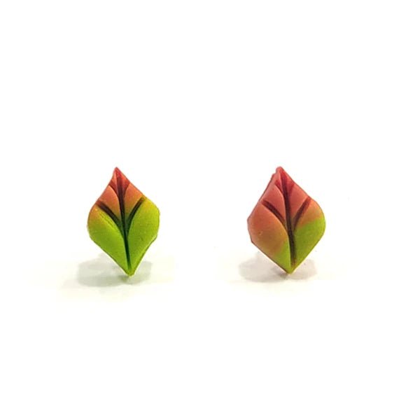 Pendientes de arcilla con forma de hoja caduca en verde y rojo