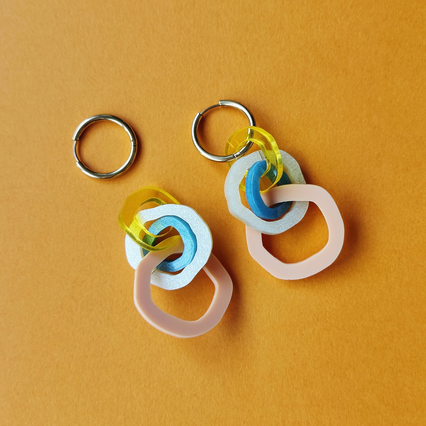 Pendientes de aro con varios círculos de metacrilato de diferentes colores enganchados