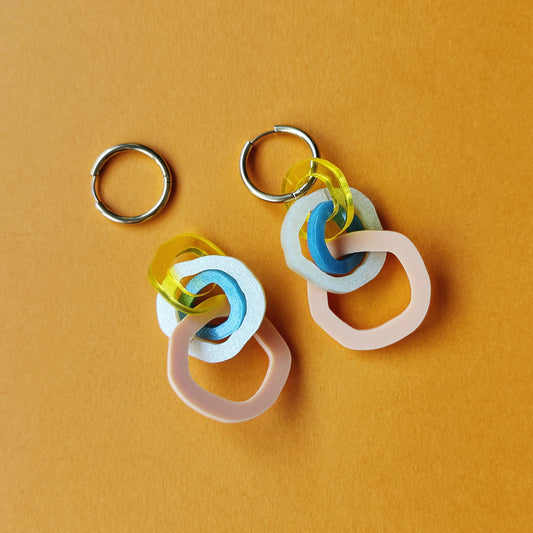Pendientes de aro con varios círculos de metacrilato de diferentes colores enganchados
