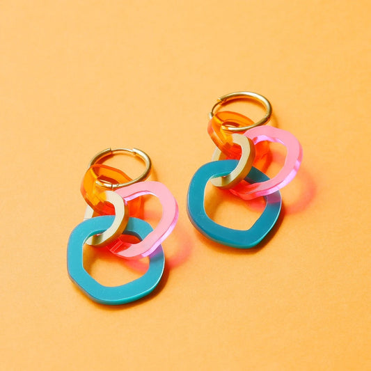 Pendientes de aro con varios círculos de metacrilato de diferentes colores enganchados
