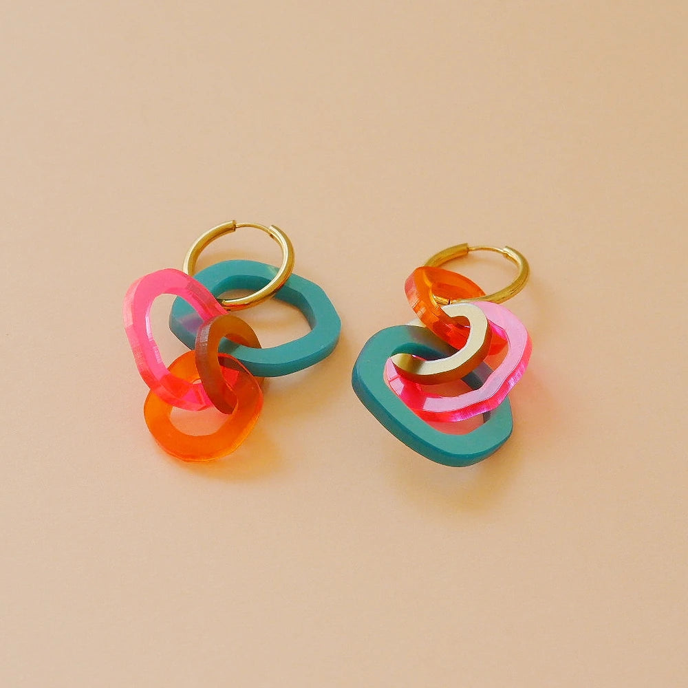 Pendientes de aro con varios círculos de metacrilato de diferentes colores enganchados