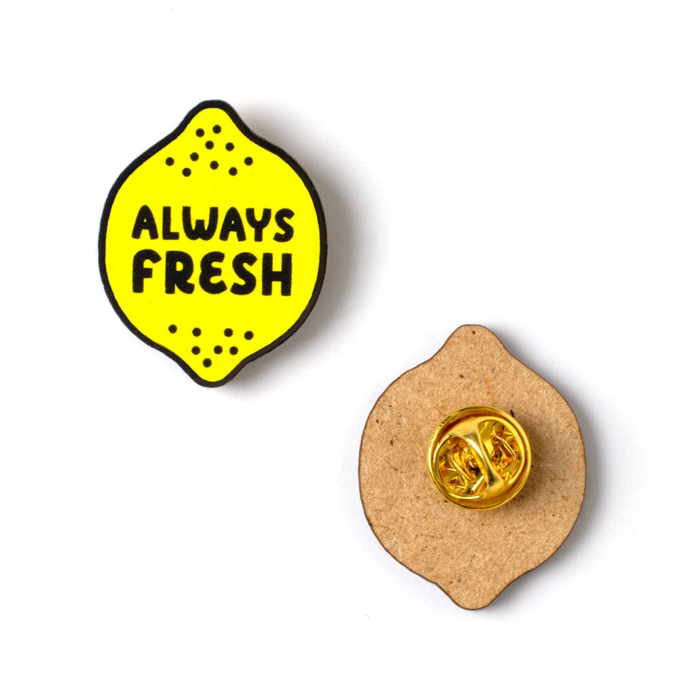 Pin de madera con forma de limón amarillo y el mensaje Always Fresh por delante y por detrás