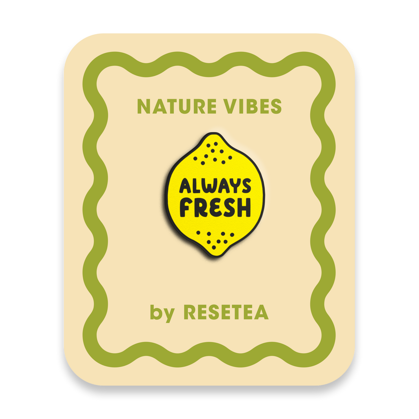 Pin de madera con forma de limón amarillo y el mensaje Always Fresh