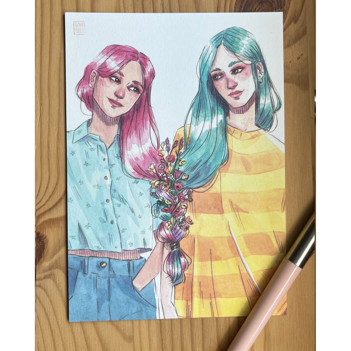 Postal con ilustración de dos mujeres con melenas colores rosa y azul enlazadas en una trenza de color morado de la que brotan flores
