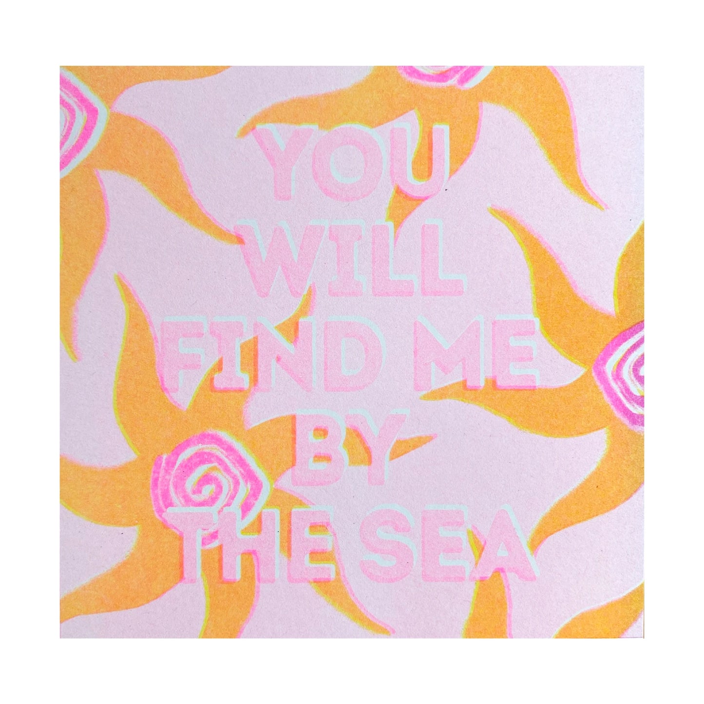 Postal cuadrada con el mensaje You will find me by the sea en letras rosas