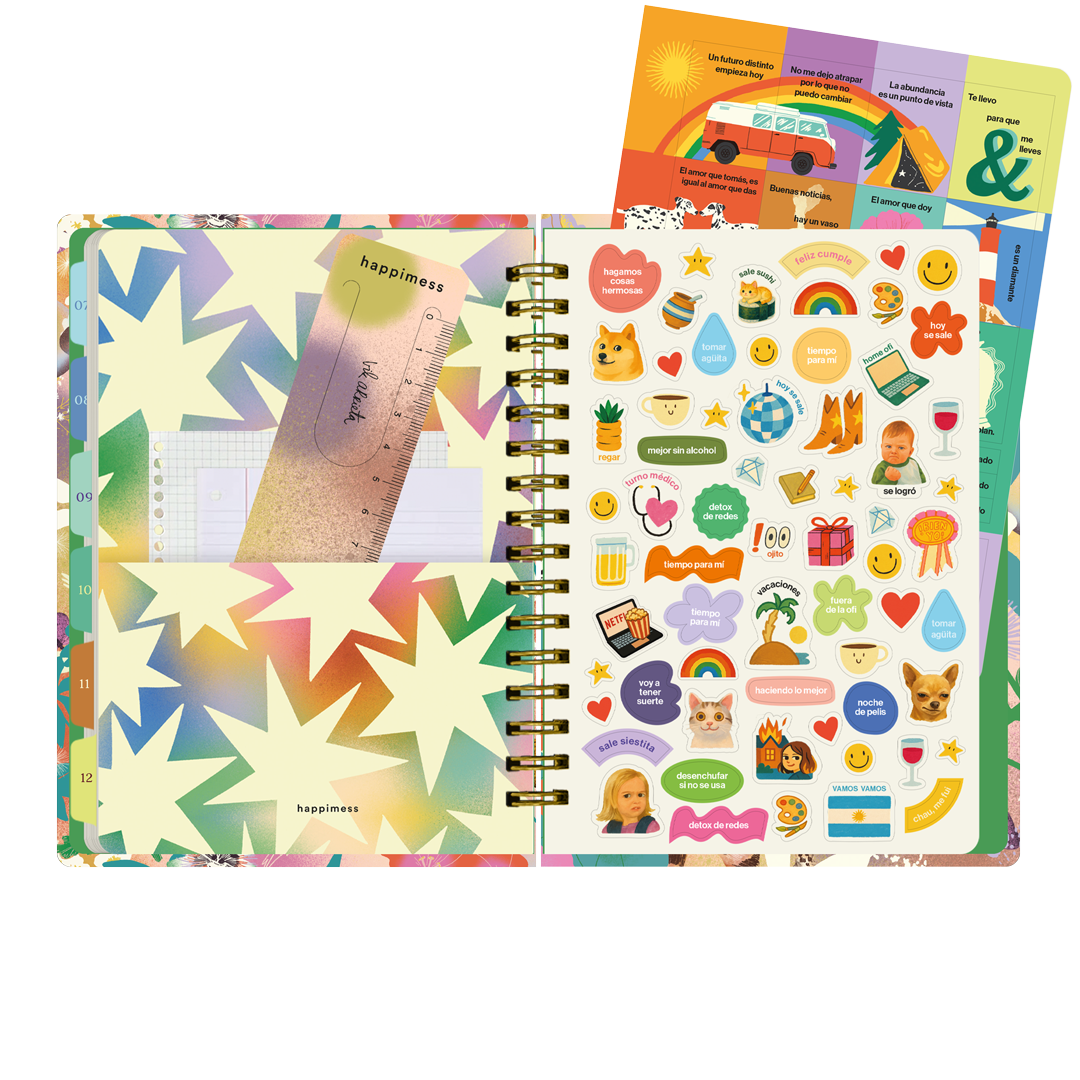 Páginas interiores de la agenda de Happimess 2026 primavera, con pegatinas y bolsillo trasero