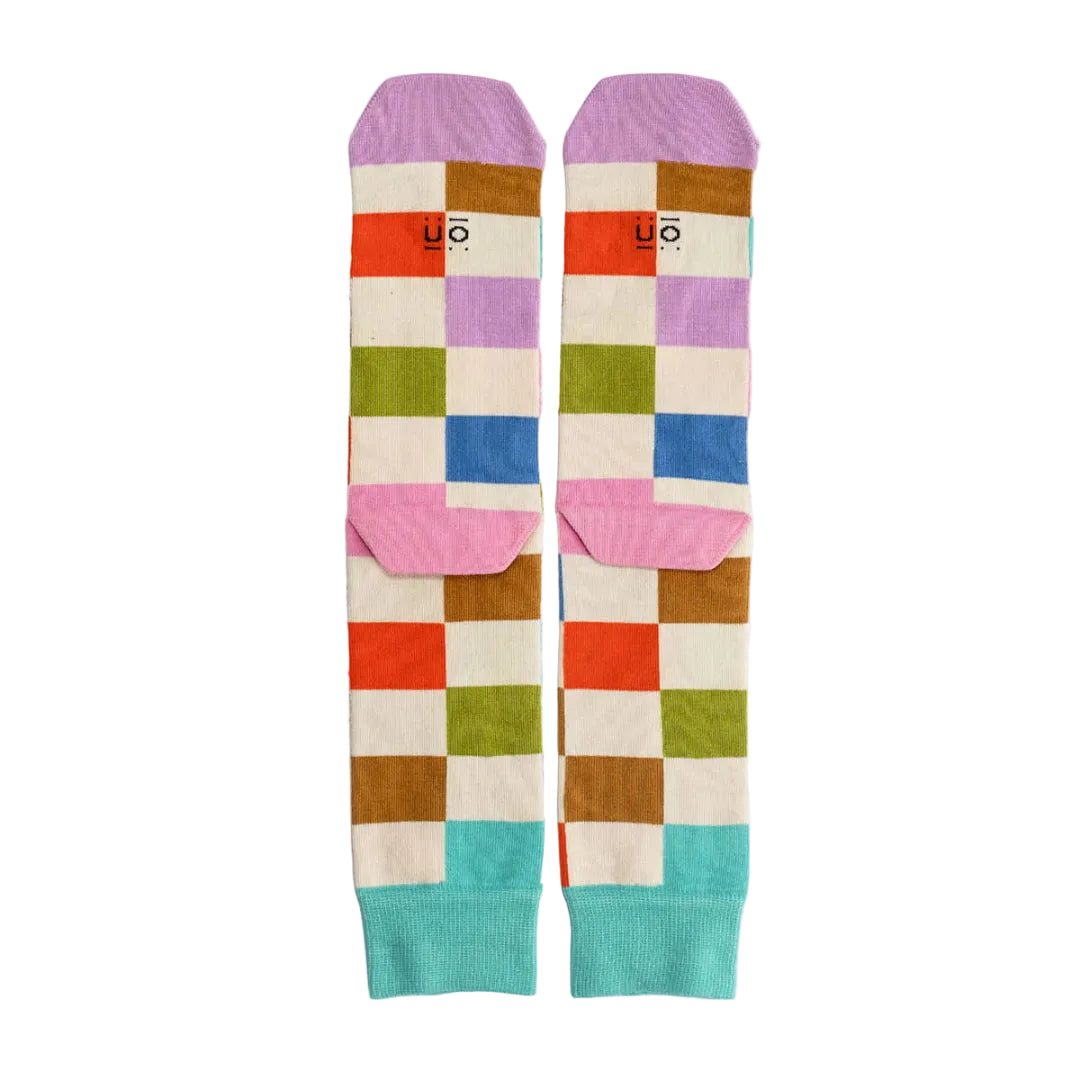 Parte de atrás de los calcetines a cuadros de colores con el mensaje "profe molas mucho"