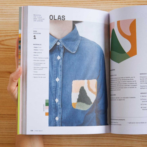 Páginas interiores del libro Punch Needle para aprender esta técnica de bordado con una camisa vaquera con bolsillo de punch needle