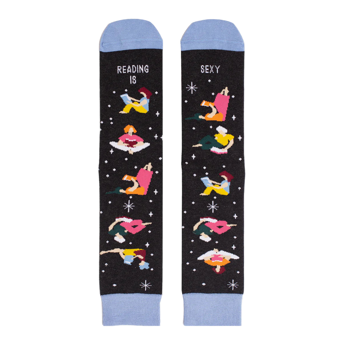 Calcetines con estampado de mujeres leyendo en diferentes posturas y el mensaje "Reading is / sexy" escrito en los dos pies.