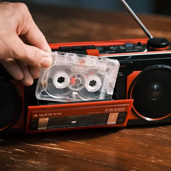 Cinta transmisora en un radiocassette antiguo sanyo