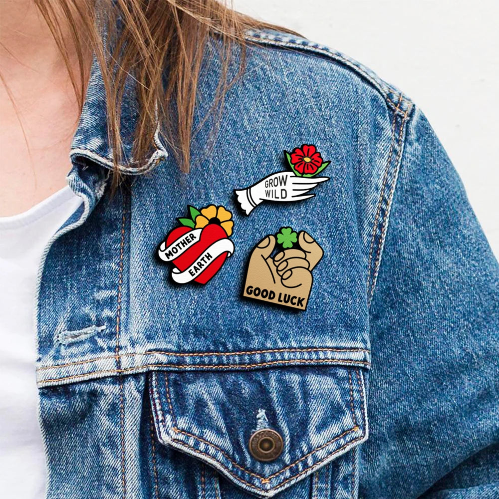 Mujer con chaqueta vaquera adornada con pines de tema ecologista