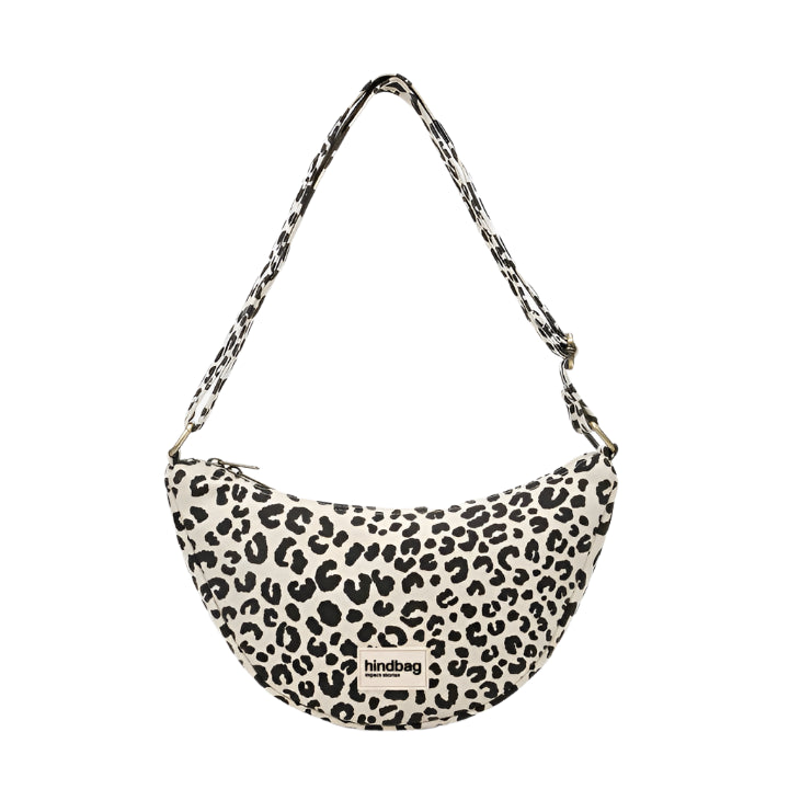 Riñonera bolso con forma de media luna y estampado de leopardo de la marca francesa Hindbag