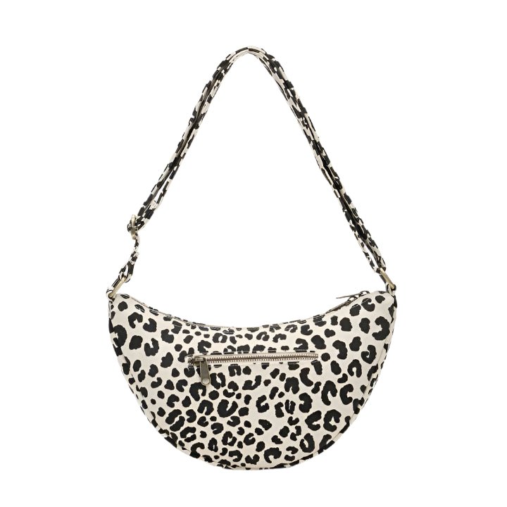 Parte trasera de la riñonera bolso con forma de media luna y estampado de leopardo de la marca francesa Hindbag