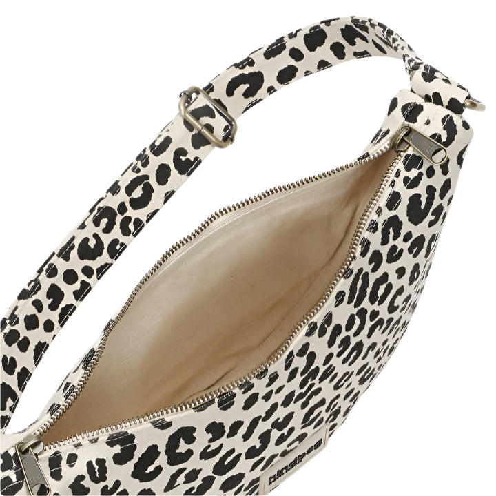 Interior de la riñonera bolso con forma de media luna y estampado de leopardo de la marca francesa Hindbag