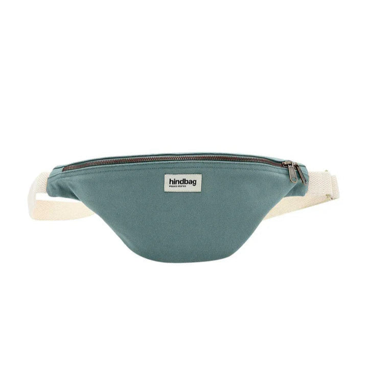 Riñonera de la marca francesa Hindbag color azul verdoso salvia y correa blanca