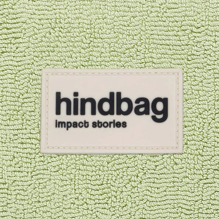 Detalle del tejido toalla de la riñonera verde de rizo de la marca hindbag