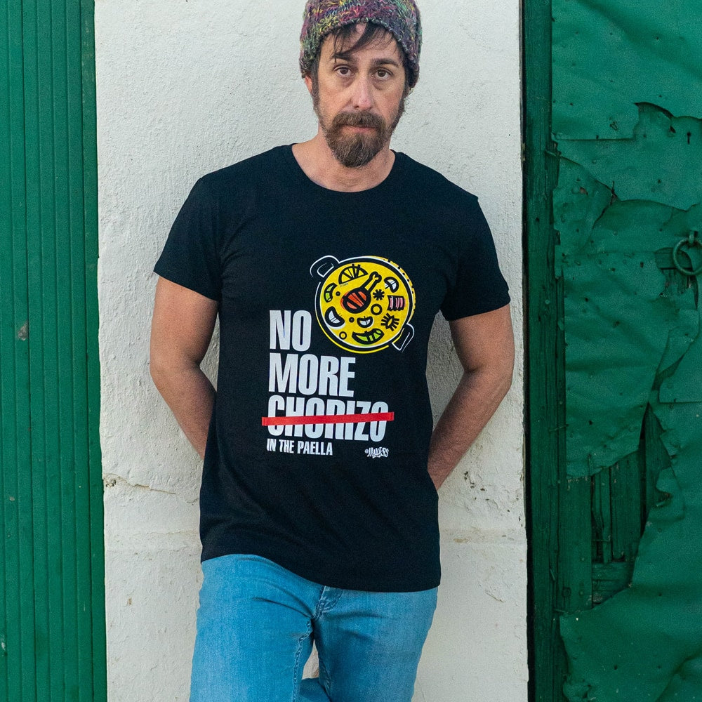Camiseta negra con la inscripción "No More Chorizo In The Paella" de los humoristas de Valencia Jajajers