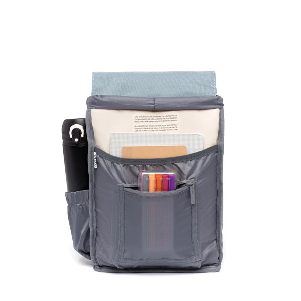 Interior de la mochila reciclada de Lefrik Mini Scout Pacific, con espacio para libretas, bolígrafos y botella de agua